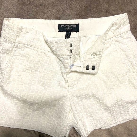 Banana Republic Textured White Shorts (Size 0 Petite) - Picture 2 of 3